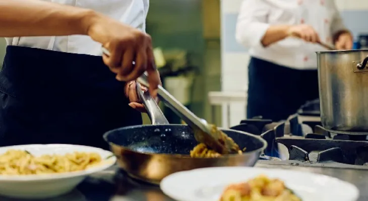 Auxiliar de cozinha vítima de racismo e assédio moral receberá indenização de R$ 15 mil