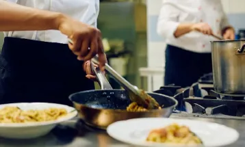 Auxiliar de cozinha vítima de racismo e assédio moral receberá indenização de R$ 15 mil