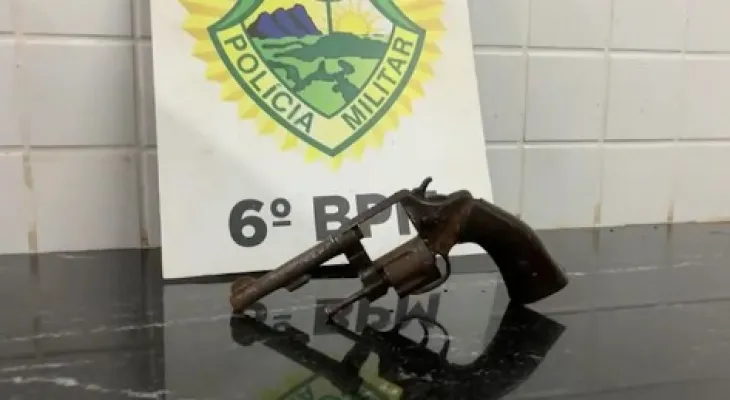 Suspeito armado se entrega à Polícia em frente à Delegacia de Furtos e Roubos de Cascavel