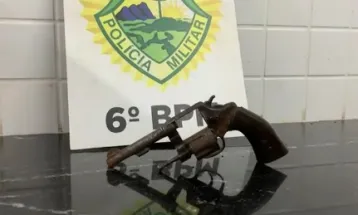 Suspeito armado se entrega à Polícia em frente à Delegacia de Furtos e Roubos de Cascavel