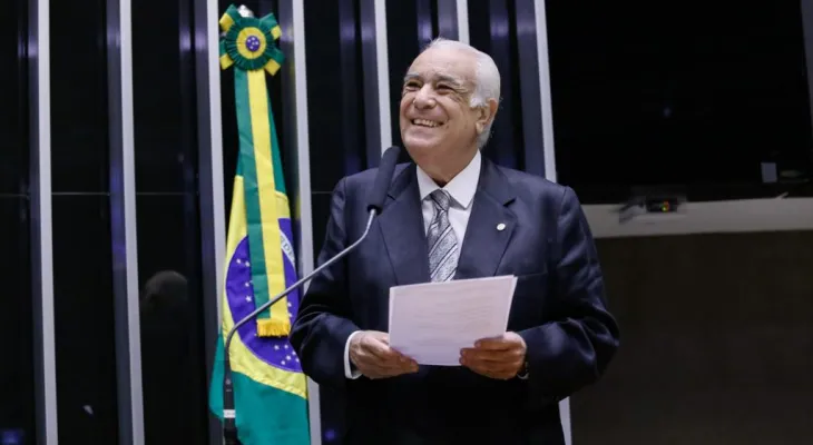 Deputado que elogiou Alexandre de Moraes e criticou Trump é expulso do PL