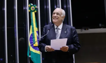 Deputado que elogiou Alexandre de Moraes e criticou Trump é expulso do PL
