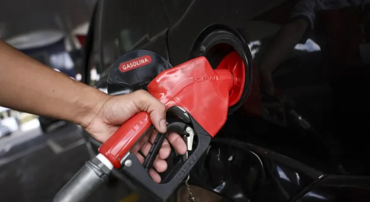 Gasolina com mais etanol começa a valer e pode reduzir preço nas bombas