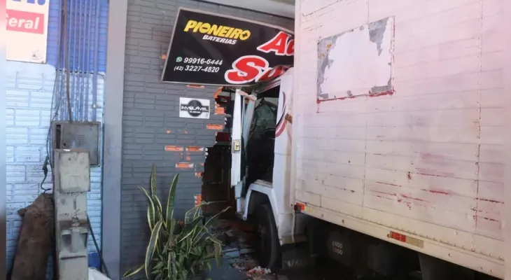 Caminhão arranca e invade loja às margens da PR-151, em Ponta Grossa