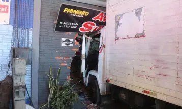 Caminhão arranca e invade loja às margens da PR-151, em Ponta Grossa