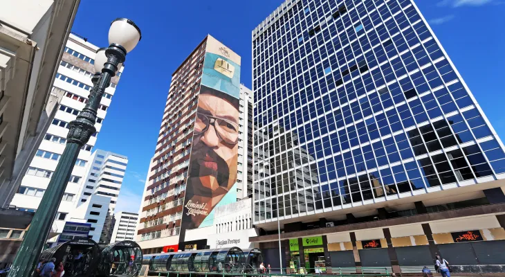 Murais transformam o Centro de Curitiba com arte e poesia