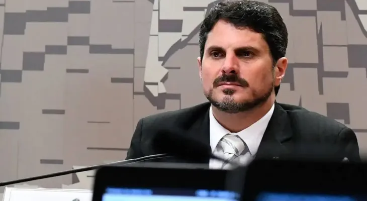 Senador Marcos do Val é levado para colocar tornozeleira eletrônica