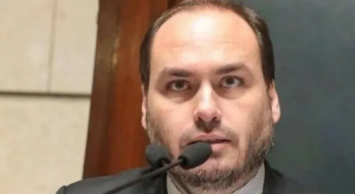 Carlos Bolsonaro é internado no Rio após passar mal com prisão domiciliar de Jair Bolsonaro