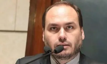 Carlos Bolsonaro é internado no Rio após passar mal com prisão domiciliar de Jair Bolsonaro