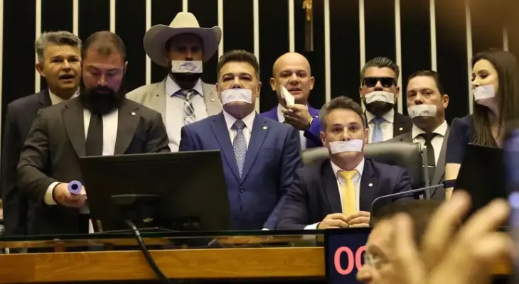 Oposição ocupa plenários por anistia a 8/01 e impeachment de Moraes