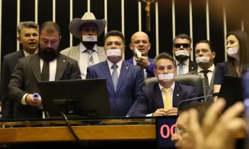 Oposição ocupa plenários por anistia a 8/01 e impeachment de Moraes