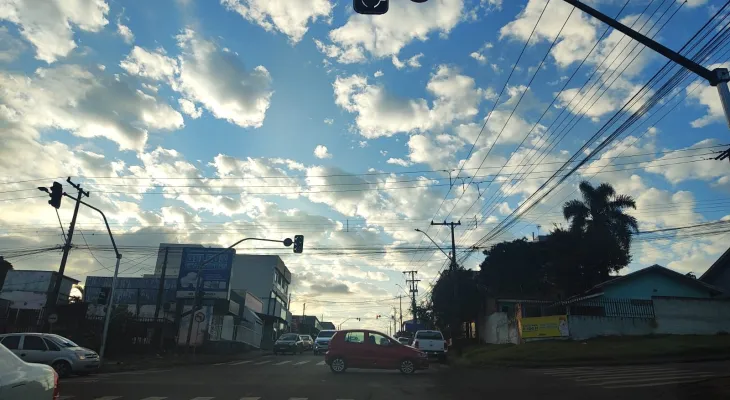 Clima em Cascavel: céu nublado, friozinho tímido e o suspense de sempre no ar
