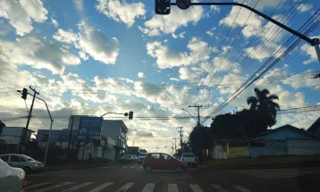 Clima em Cascavel: céu nublado, friozinho tímido e o suspense de sempre no ar