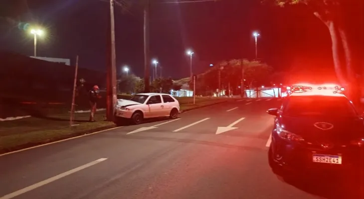 Motorista fica ferido após colidir contra poste no bairro Alto Alegre, em Cascavel