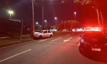 Motorista fica ferido após colidir contra poste no bairro Alto Alegre, em Cascavel