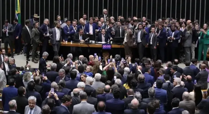 Após obstrução de Plenário, Hugo Motta abre sessão e pede respeito