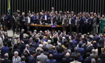 Após obstrução de Plenário, Hugo Motta abre sessão e pede respeito