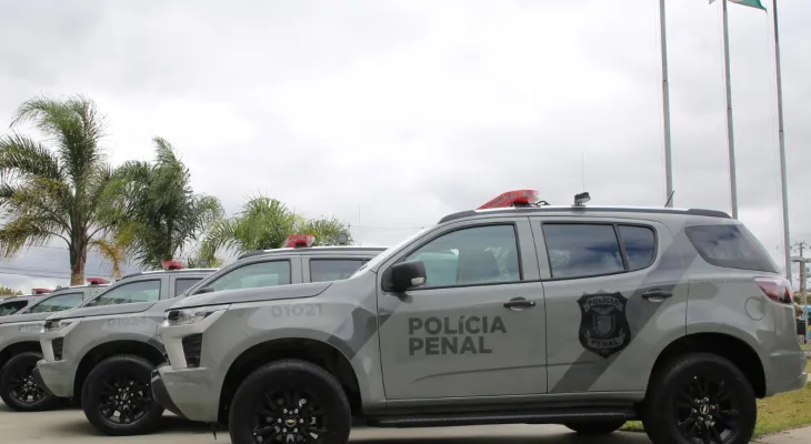 Governo entrega 17 novas viaturas para reforçar atuação das polícias Científica e Penal