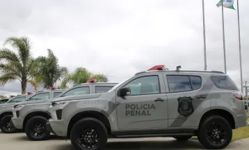 Governo entrega 17 novas viaturas para reforçar atuação das polícias Científica e Penal