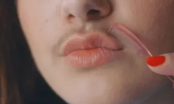 Bigode feminino vira tendência estética, entenda