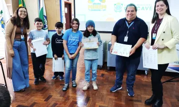 Câmara Mirim: Escola Atílio Destro recebe primeira visita para entrega de desenhos