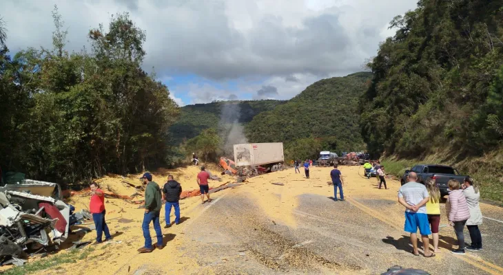 Grave acidente com ao menos duas mortes interdita totalmente a BR-277 na Serra da Esperança, em Guarapuava