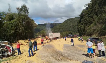 Grave acidente com ao menos duas mortes interdita totalmente a BR-277 na Serra da Esperança, em Guarapuava