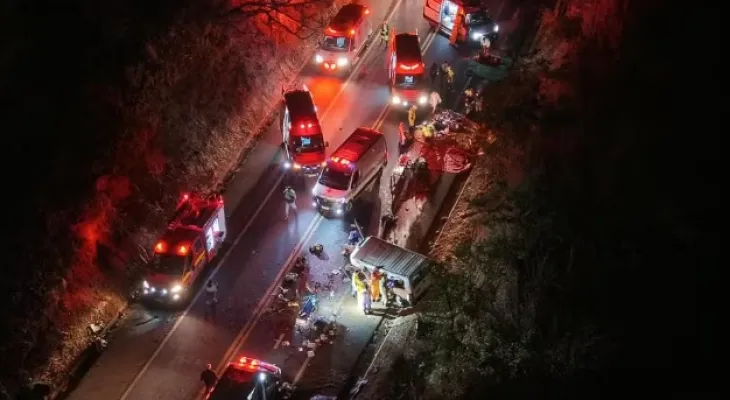 Quatro mortos e 16 feridos em colisão entre carro e van na BR-452, em Uberlândia