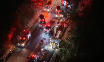 Quatro mortos e 16 feridos em colisão entre carro e van na BR-452, em Uberlândia