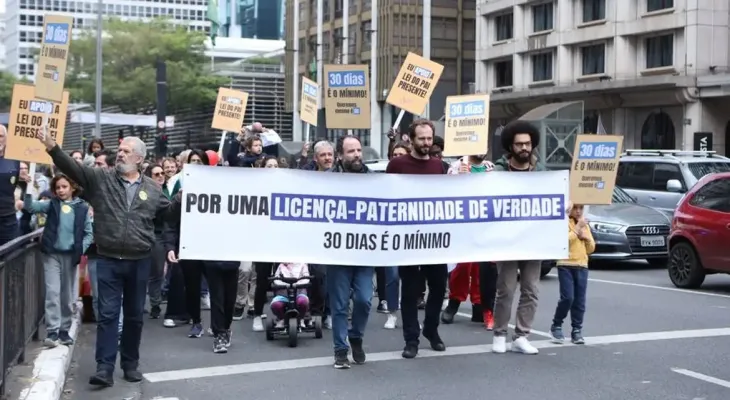 Manifestações em quatro cidades pedem ampliação da licença-paternidade