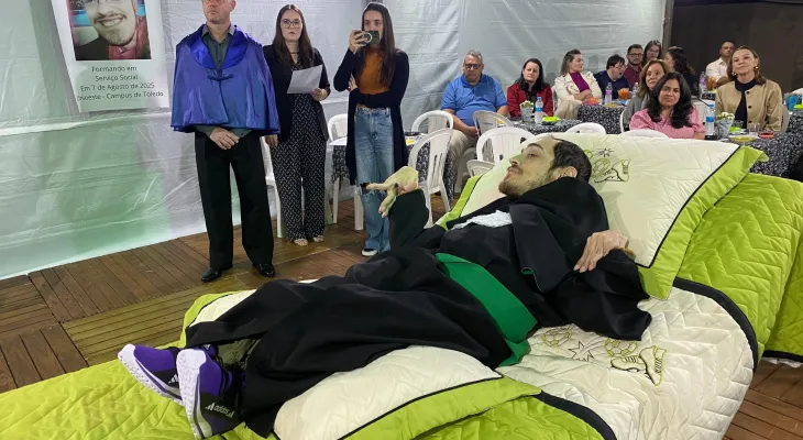 Estudante com paralisia cerebral se forma em Serviço Social na Unioeste 