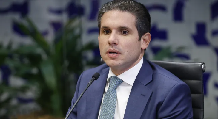 Pediatras pedem urgência em projeto sobre 'adultização' infantil