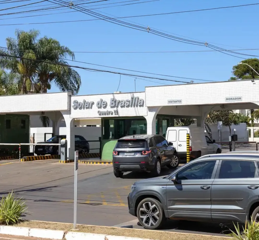 Moraes nega livre acesso de filhos de Bolsonaro à prisão domiciliar