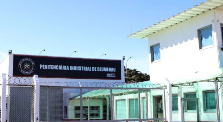 Advogada levanta saia para preso se masturbar na penitenciária de Blumenau
