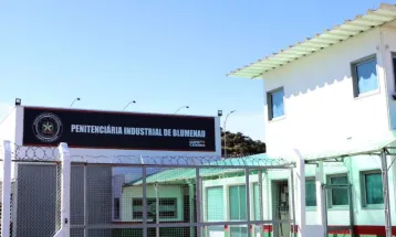Advogada levanta saia para preso se masturbar na penitenciária de Blumenau