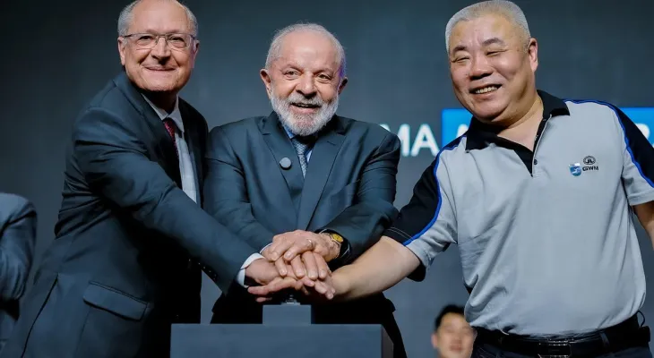 Em inauguração de montadora, Lula defende relação comercial com China