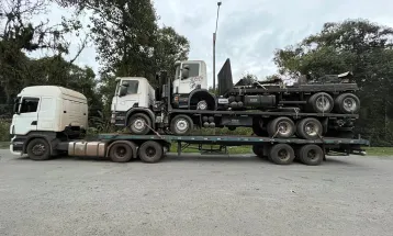 PRF intercepta caminhão paraguaio transportando veículos de forma irregular