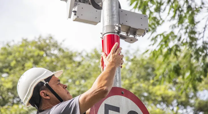 Infrações flagradas por radares diminuem 25,8% com reforço na sinalização em Curitiba