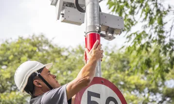 Infrações flagradas por radares diminuem 25,8% com reforço na sinalização em Curitiba