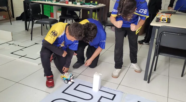 Equipes de robótica das escolas de Curitiba participam de torneio no Chile