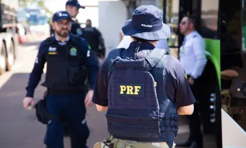 PRF realiza operação para fiscalizar veículos de transporte de passageiros em Santa Terezinha de Itaipu