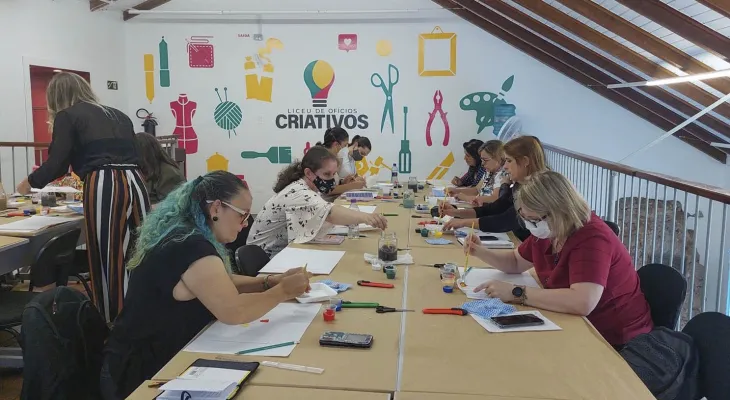 Artesãos de Curitiba aprendem a fazer ecobag de capivarinha e bijuteria com cápsulas de café
