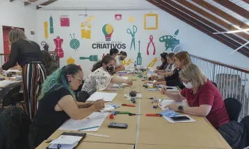 Artesãos de Curitiba aprendem a fazer ecobag de capivarinha e bijuteria com cápsulas de café