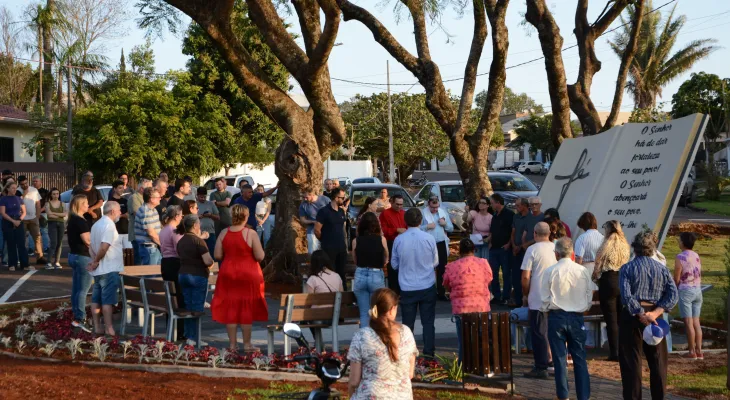 Corbélia inaugura Monumento à Oração na Praça Amândio de Mello