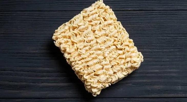 Menino de 13 anos morre após comer macarrão instantâneo cru