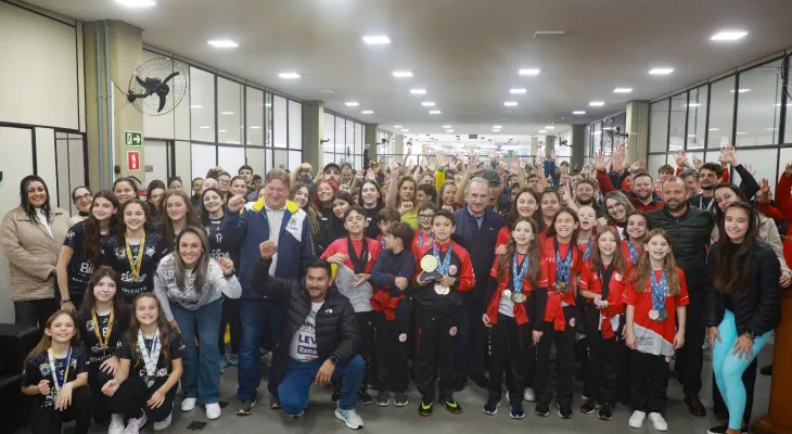 Prefeito Renato Silva recebe atletas que conquistaram títulos esportivos e levaram o nome de Cascavel para o pódio