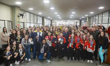 Prefeito Renato Silva recebe atletas que conquistaram títulos esportivos e levaram o nome de Cascavel para o pódio