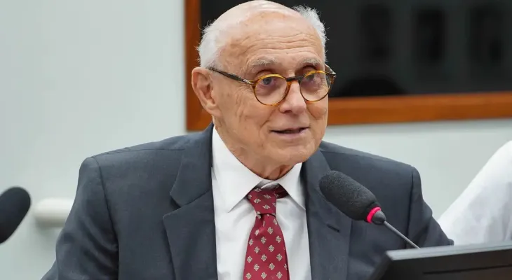 Suplicy passa mal e é internado em Niterói