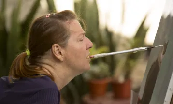 Artista que pinta com a boca expõe obras no Teatro Municipal