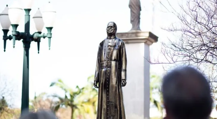 Arcebispo suspeito de abusos sexuais virou nome de rua, cemitério e foi homenageado com estátua de bronze